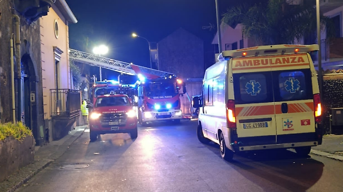 Incendio devasta abitazione in via Etnea a Tremestieri: tanta paura, strada paralizzata