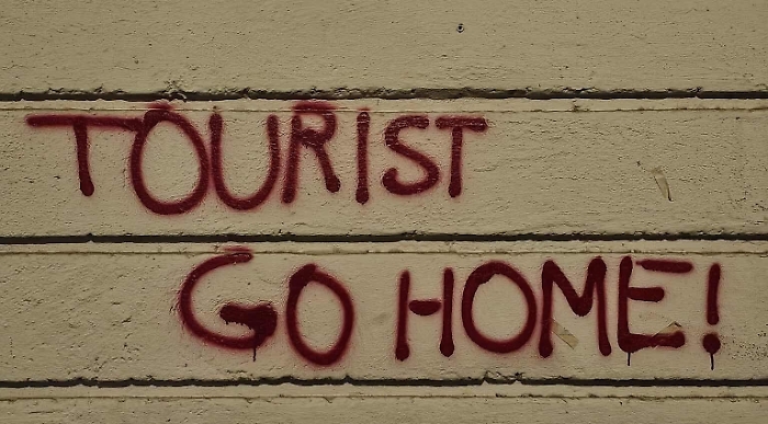 Scritte "Tourist go home" spuntano sui muri di Catania: sar&agrave; mica colpa della gentrificazione? 