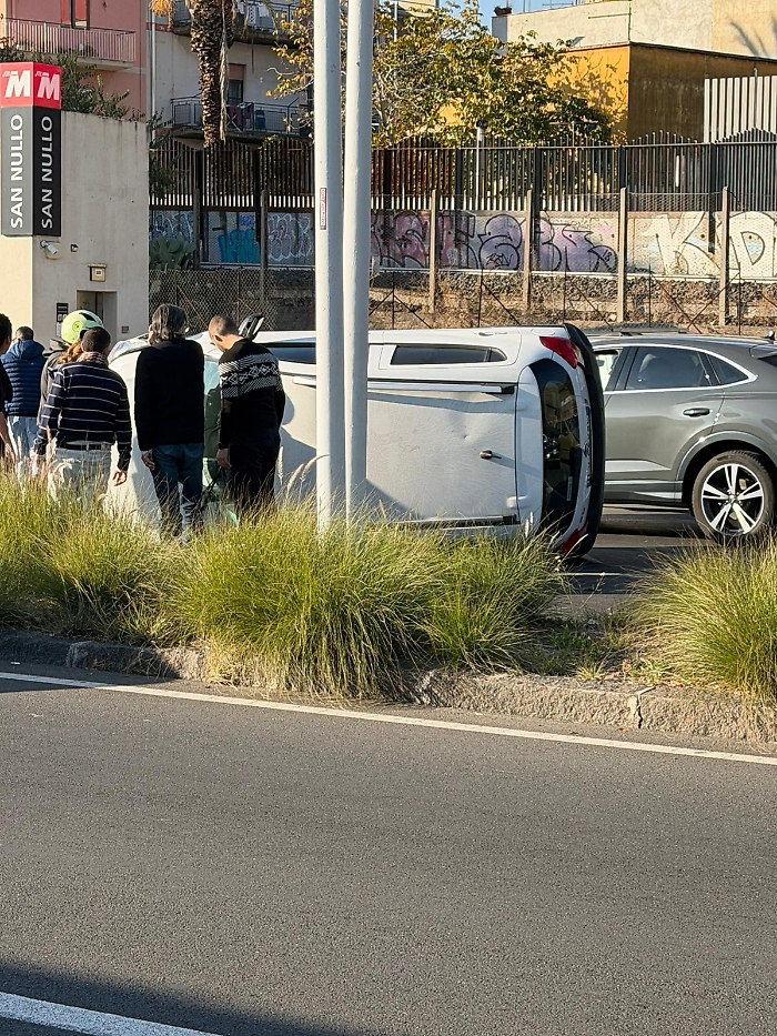 Catania, auto si ribalta sulla circonvallazione. Traffico bloccato verso Misterbianco