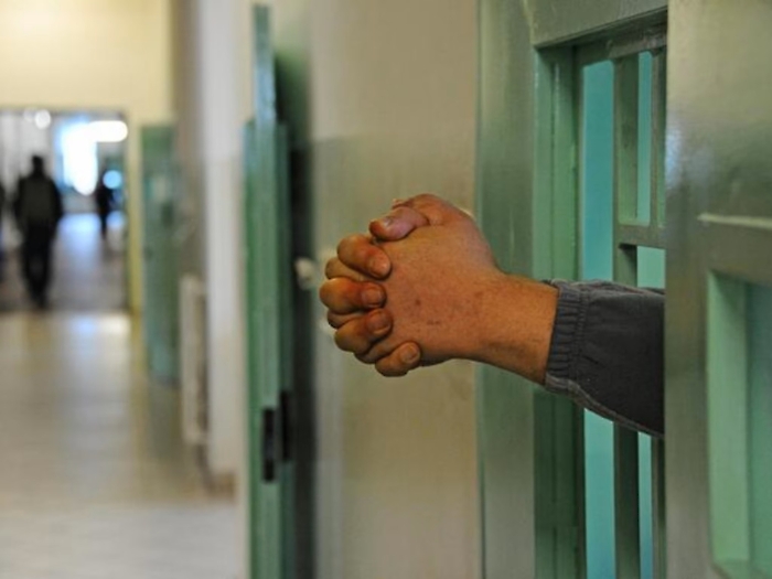 &ldquo;Svuota carceri? No, grazie&rdquo;. Nel mezzo dell&rsquo;emergenza penitenziaria italiana, la linea dura di Delmastro e il grido dei Garanti