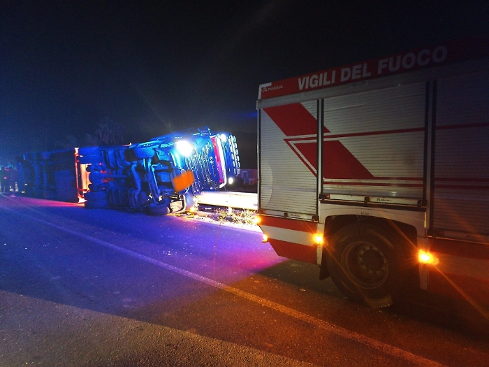 Autocarro carico di ortaggi si ribalta sulla Ispica-Pachino