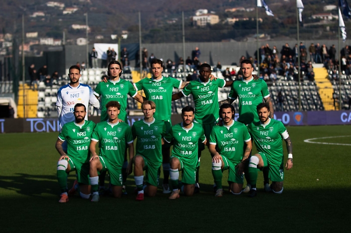 In maglia verde per Santa Lucia, il Siracusa strappa un prezioso 1-1 al "Lamberti"
