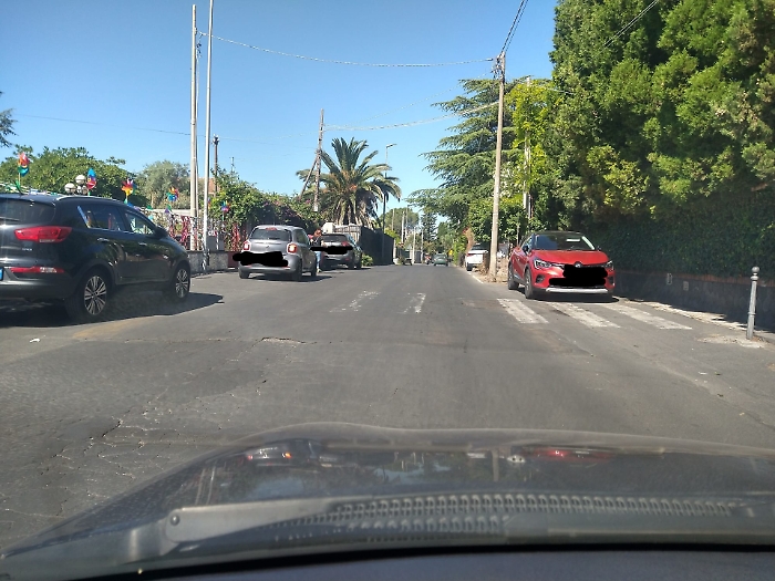 Dosso non segnalato in via Roma, Mascalucia