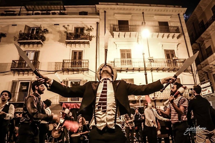 L'artista circense Jonathan Marquis