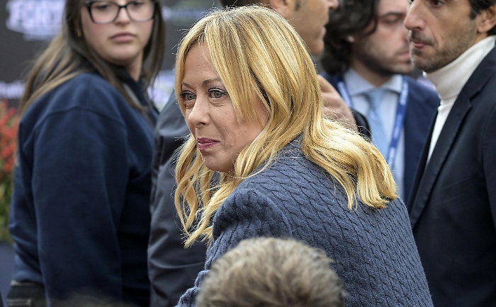 Ad Atreju il lungo abbraccio tra Meloni e la piccola Ginevra accompagnata dal papà