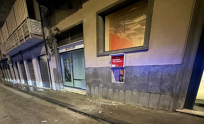 Furto con spaccata al bancomat dell'Unicredit di Palagonia: in azione tre banditi in tuta mimetica 