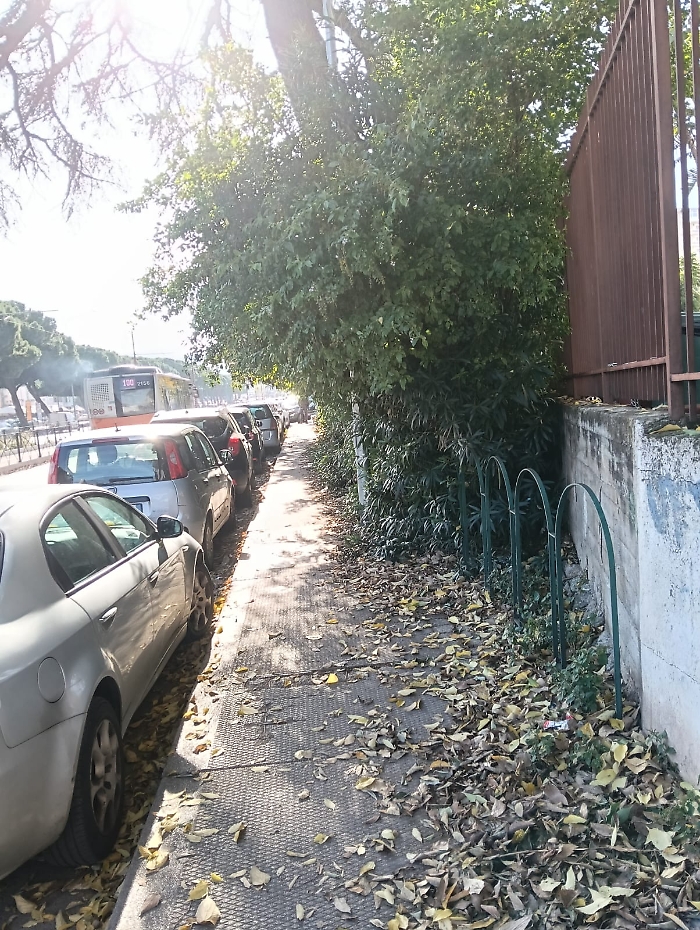 Il marciapiede da bonificare