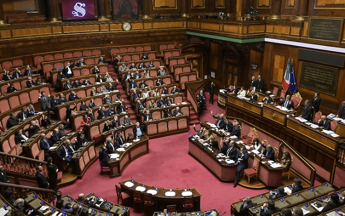 Via libera del Senato alla Manovra da 22 miliardi: applausi in Aula. Dall'Irpef alle pensioni fino alla casa, ecco le misure principali