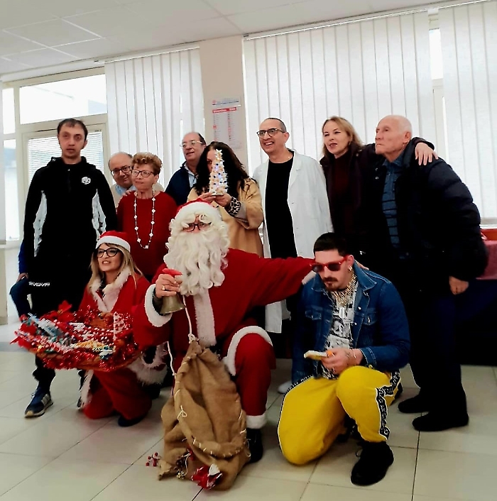Arriva Babbo Natale in corsia e porta panettoni, sorrisi e tanto affetto ai degenti dell'ospedale di San Cataldo