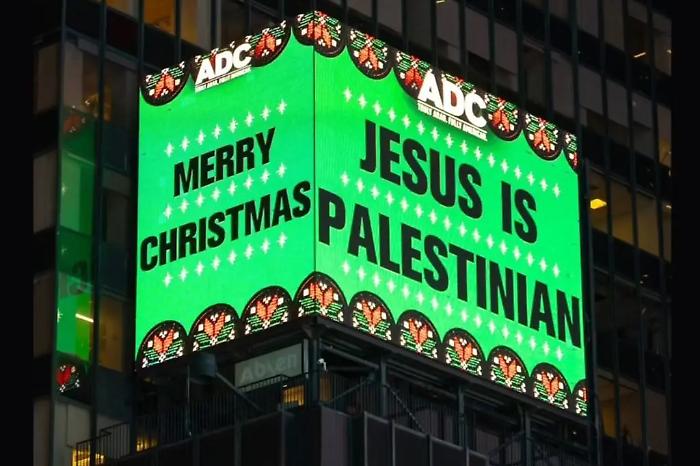 &ldquo;Ges&ugrave; &egrave; palestinese&rdquo;: il cartellone che accende il Natale a Times Square e la disputa su storia, identit&agrave; e libert&agrave; d&rsquo;espressione