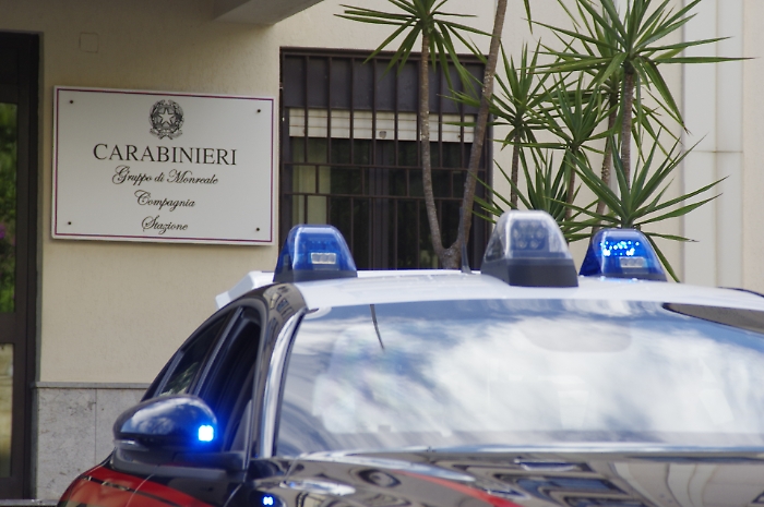 In vista del Natale, rubano settemila euro di frutta secca da un negozio: arrestati in flagranza zio e nipote