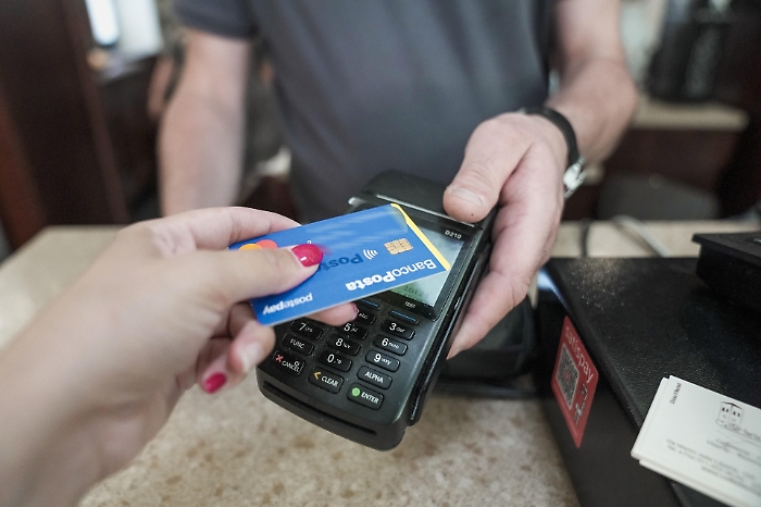 &ldquo;Cassa e POS, matrimonio d&rsquo;obbligo&rdquo;: come cambia la vita di negozi e professionisti dal 2026