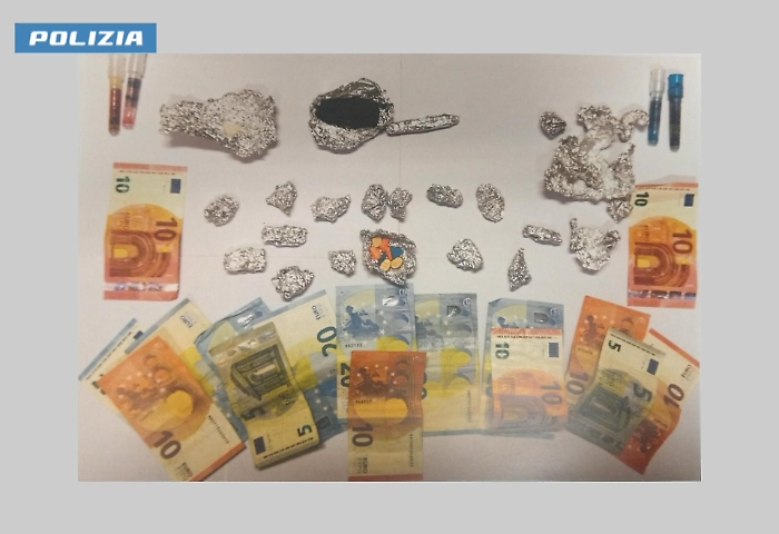 Ragusa, addosso vari tipi di droga: arrestato gambiano in centro storico