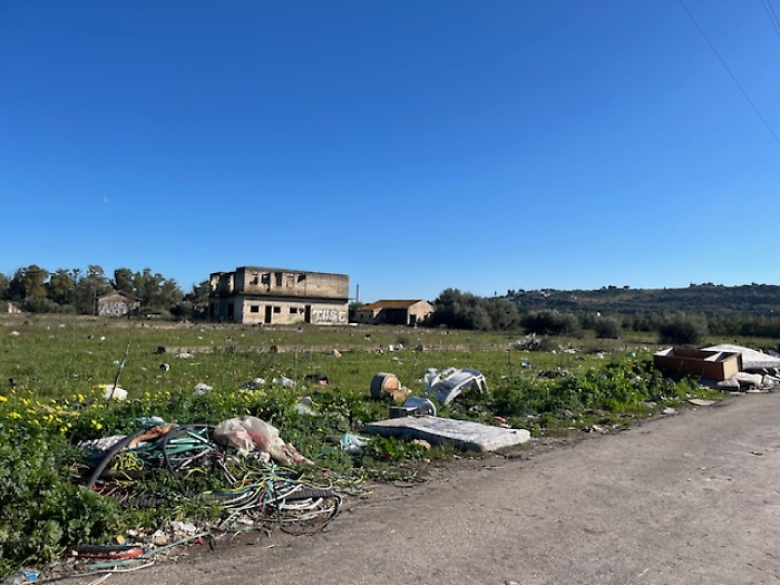 Strade trasformate in discariche: rifiuti abbandonati lungo la costa di Augusta