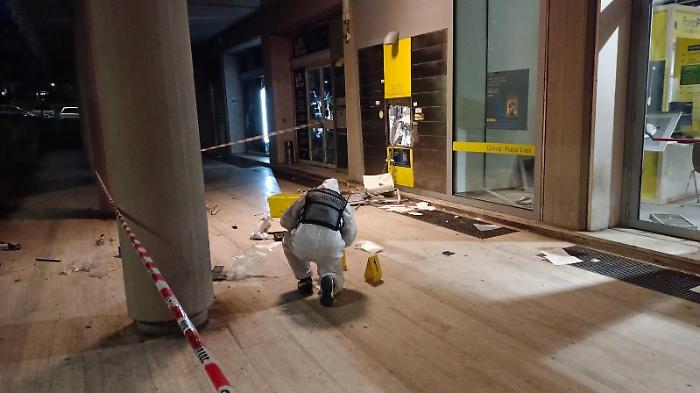 Tremestieri Etneo, colpo al Bancoposta in piazza. Fanno esplodere la cassaforte e scappano