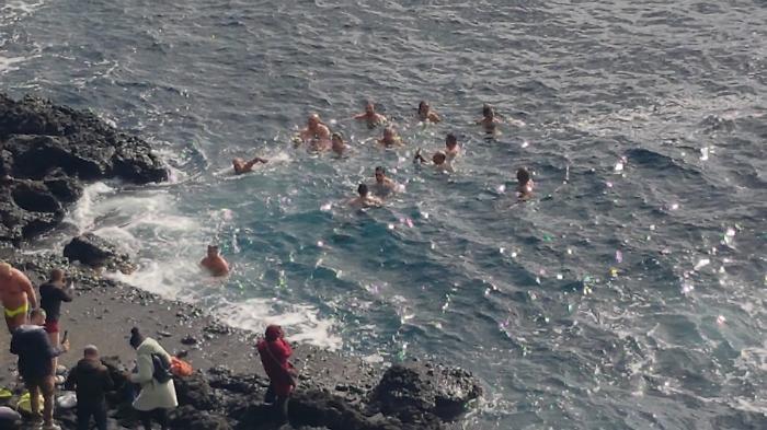 Aci Castello, tuffo di Capodanno e la tradizionale torta in piazza