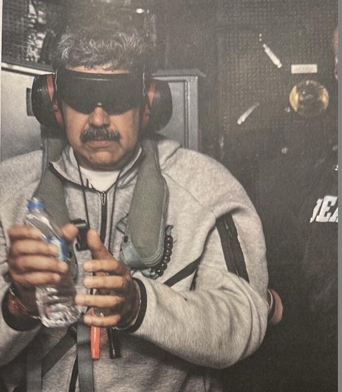 Trump pubblica la foto di Maduro sulla nave Iowa: &egrave; in manette, con le cuffie e degli occhiali neri