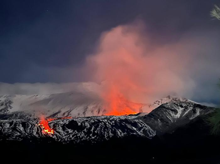 Rafforzata la sicurezza sull'Etna: droni sul vulcano per controllare gli accessi al fronte lavico