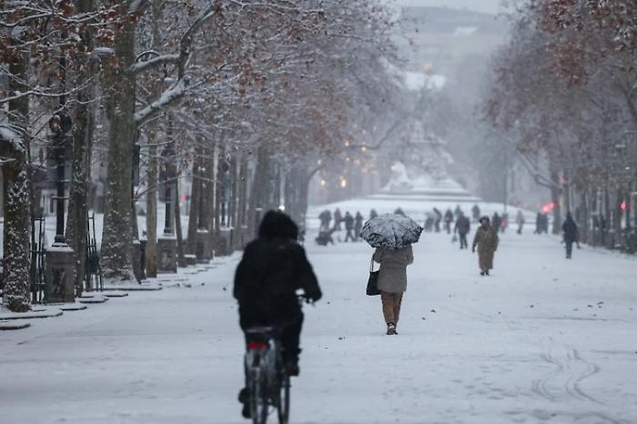 Gelo e neve paralizzano l'Europa: da Parigi a Rotterdam centinaia di voli cancellati