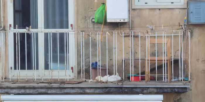 Comiso, cane morto su un balcone: la denuncia degli animalisti