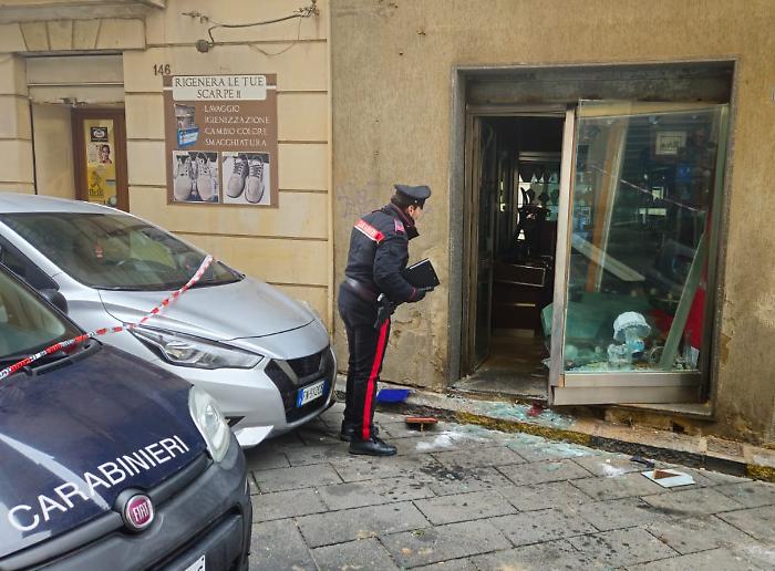Paura a Enna: gioielleria La Tora svaligiata nella notte con una mini gru, una transenna abbandonata durante la fuga