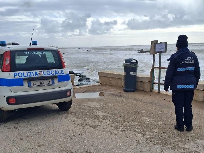 Cani avvelenati a Donnalucata, controlli in serie della polizia locale