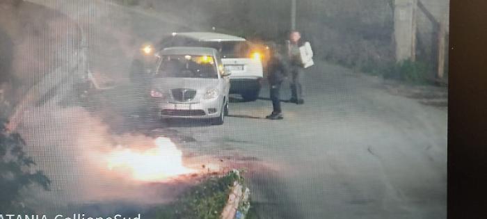 Densa nube di fumo notturna nei pressi del cimitero, sventato cos&igrave; l'ennesimo rogo di rifiuti in via Calliope