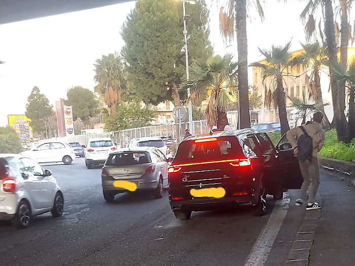 La fermata metro? In auto e sotto il ponte autostradale. Il caso a Misterbianco