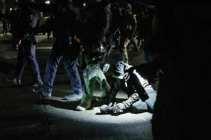 Agente federale spara e ferisce un immigrato a Minneapolis: scoppiano nuovi scontri