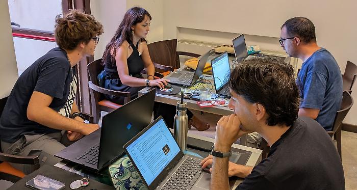 Wikipedia compie 25 anni: i volontari siciliani che aprono l'enciclopedia al pubblico