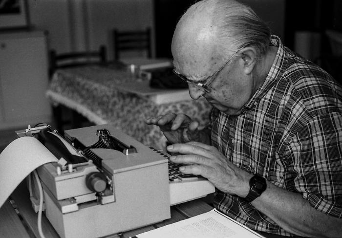 Camilleri e Pirandello, sorrisi e note di regia: quei frammenti di vita del Maestro di Vigata che rivivono a San Lorenzo