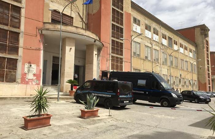 Colpo alla criminalit&agrave; interna: a San Cataldo sequestrati nove cellulari nascosti in plafoniere e nel televisore