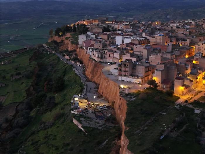 Frana a Sante Croci di Niscemi: il palazzetto Pio La Torre diventa rifugio per gli sfollati