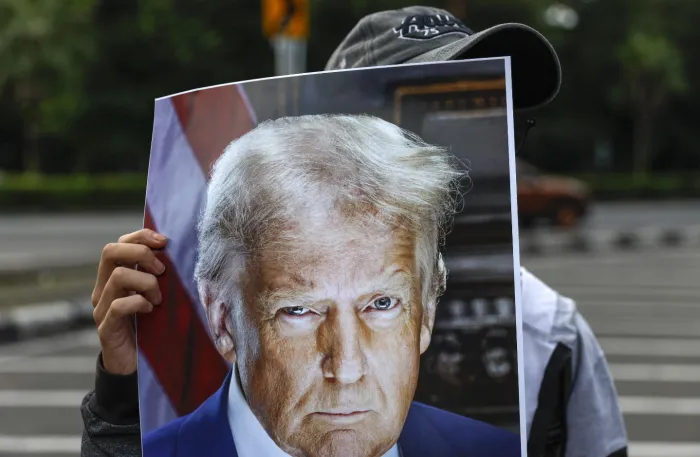 Trump sotto assedio a Minneapolis: invia lo "zar dei confini" Tom Homan e apre all'ipotesi di ritirare l'ICE