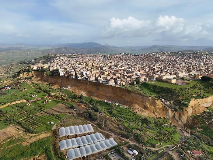 Ma davvero l'idea della newtown per trasferire altrove Niscemi &egrave; una ipotesi sul tavolo? Dibattito aperto, mentre un cittadino su venti &egrave; stato evacuato