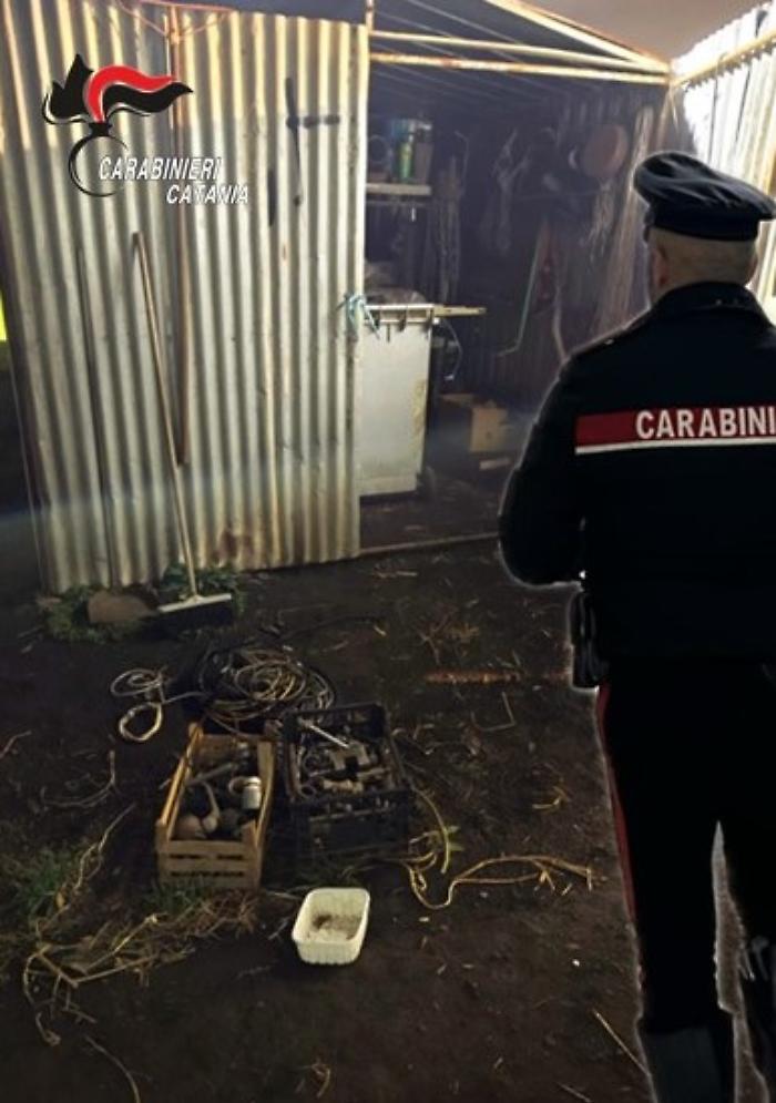 Faceva da "palo" a due complici durante un furto in una campagna: arrestato 