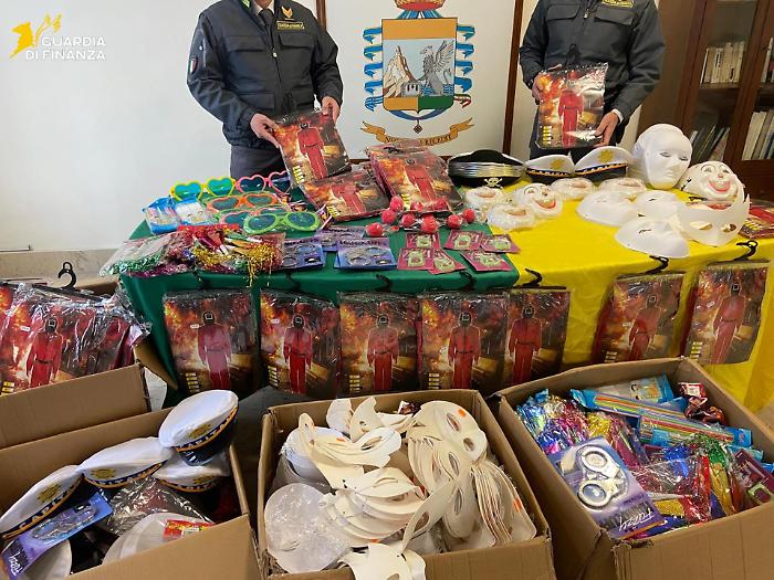 Undicimila articoli di Carnevale "irregolari", il blitz della Gdf a Gravina