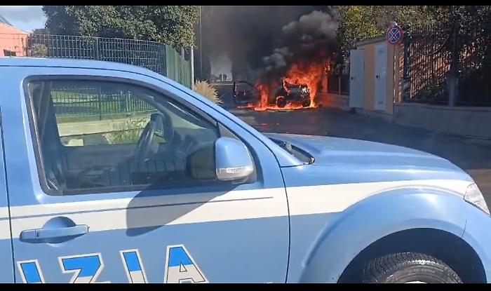 A Catania furto di cavi di rame con imprevisto: l'auto del ladro va in fiamme 