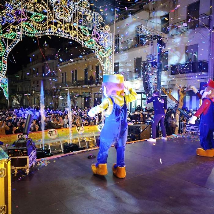 Carnevale in musica a Misterbianco con le sonorit&agrave; iconiche degli anni &rsquo;90