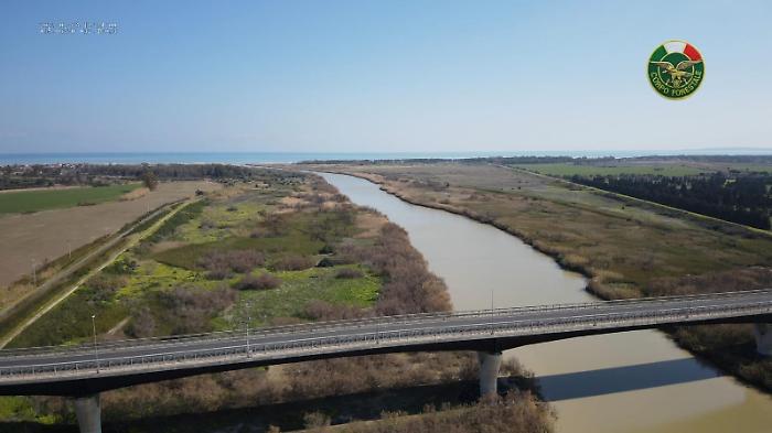 Fiume Simeto, manca un'autorizzazione e 160mila euro per ripulirlo dalle plastiche vanno perduti 