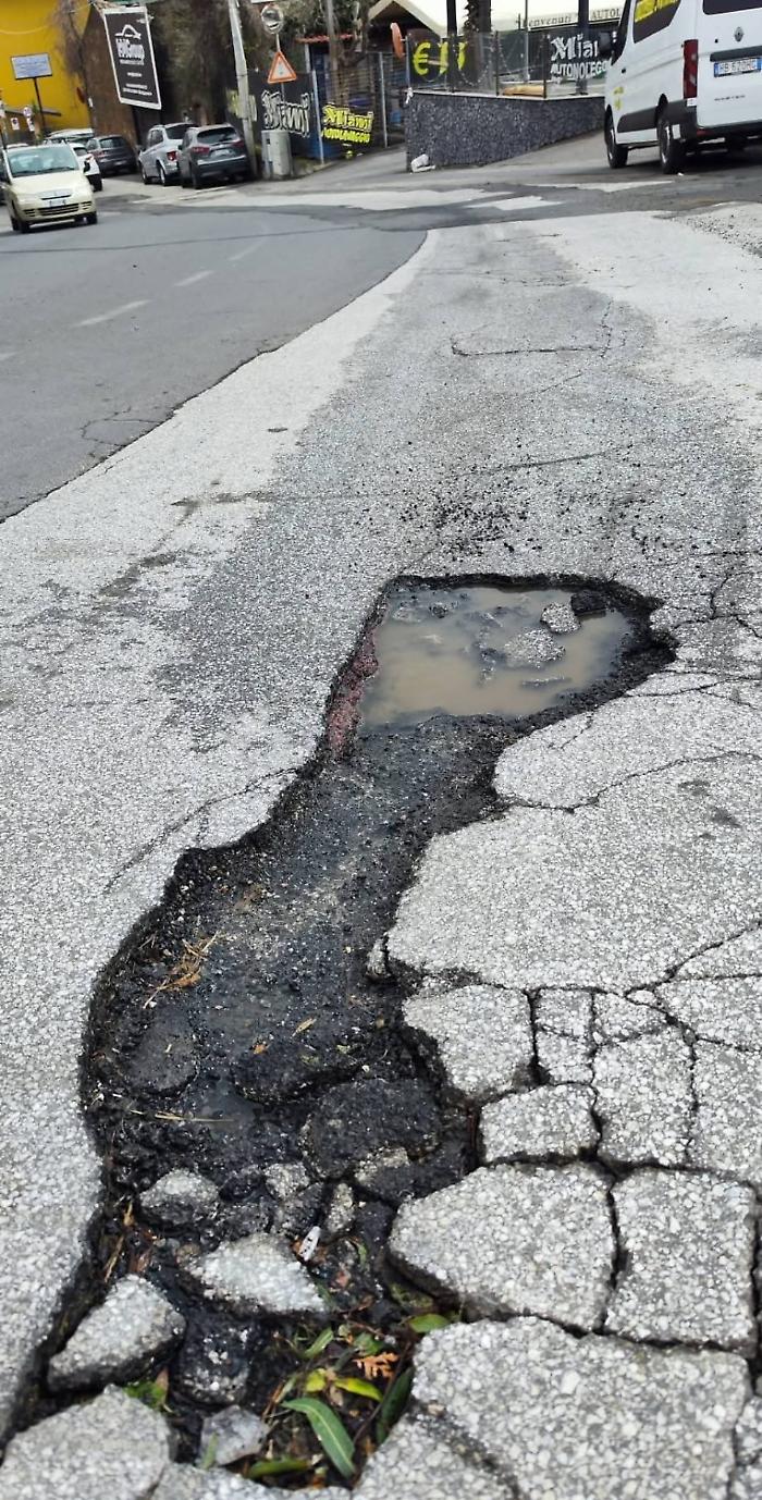 Gravina di Catania: buche stradali
