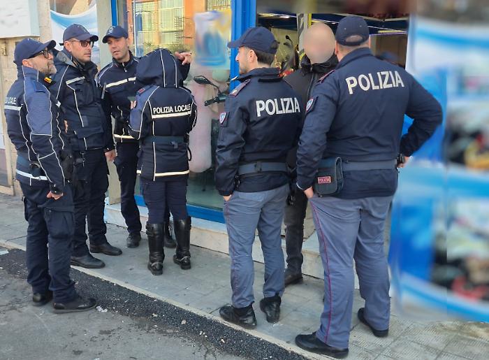 Rivendita di minimoto chiusa e trenta mezzi sequestrati: occupazione di suolo pubblico e altre irregolarit&agrave;