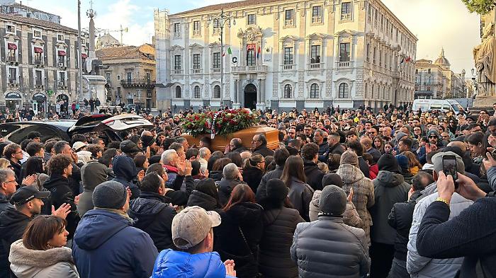L'ultimo abbraccio di Catania a Orazio Russo: &laquo;Resterai il nostro campione&raquo; 
