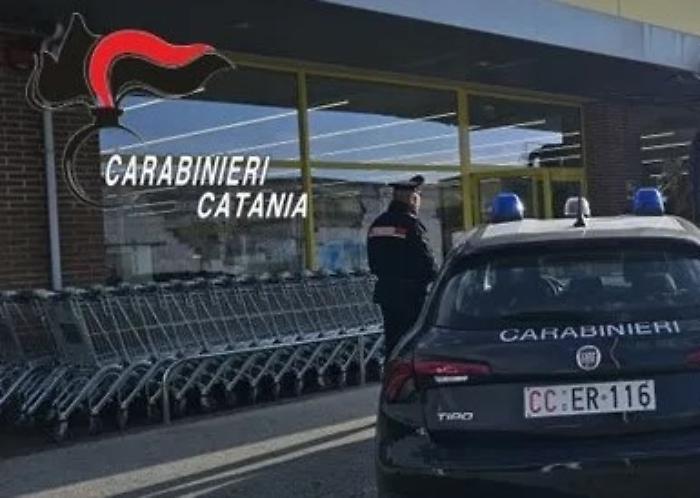 Ruba in un supermercato e nasconde la refurtiva nel giubbotto della figlia 