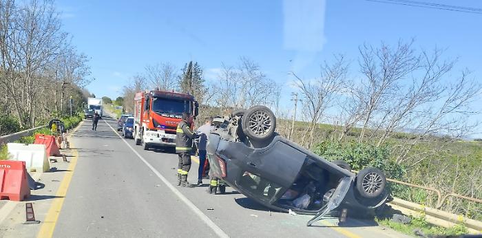 Auto si ribalta sulla statale per Caltagirone, due feriti 