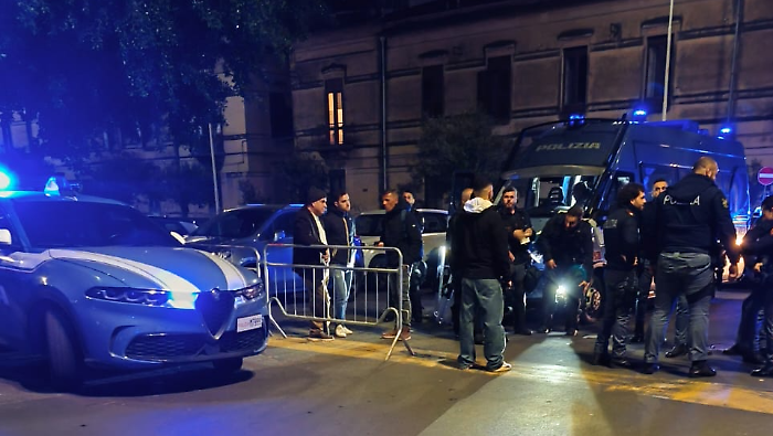 Catania, violenta rivolta nel carcere di piazza Lanza: detenuti sul tetto, danni alla struttura