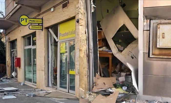 Colpo da 200mila euro a Grammichele: sradicati due bancomat alle Poste con un escavatore