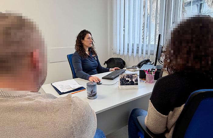 Minacciava l'ex  amante e il marito di lei con bastone e coltello: arrestato