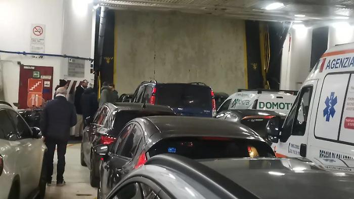 Sbarcano dal traghetto a Messina con 12 chili di cocaina nascosti nel sedile dell'auto: arrestata coppia di corriere della droga catanesi