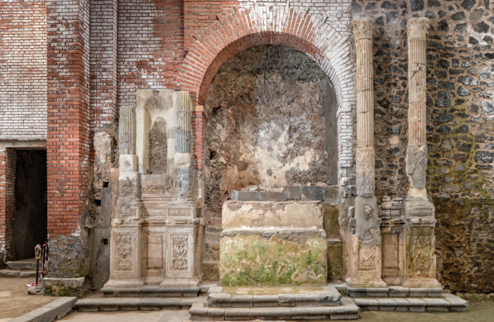 Il GPS si spense sulla lava. Poi una donna gli mise in mano una pietra di fiume